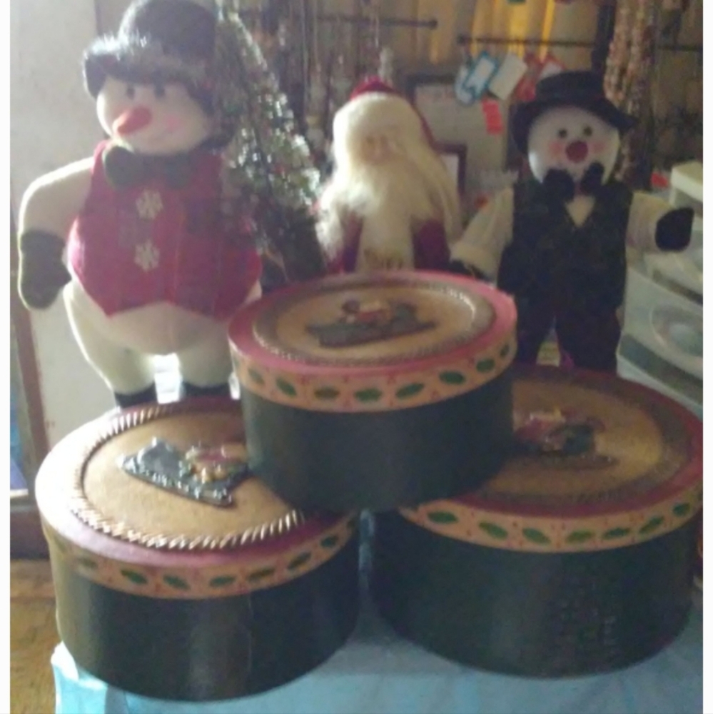 VINTAGE SET OF THREE DECORATIVE CHRISTMAS ROUND NESTING BOXES ONLY.